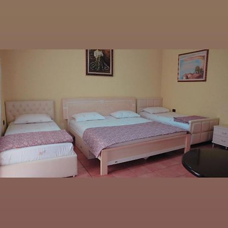 Alen Bar Hotel Тирана Екстер'єр фото