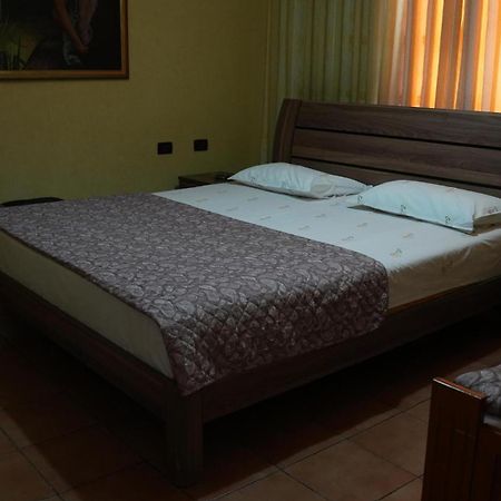 Alen Bar Hotel Тирана Екстер'єр фото