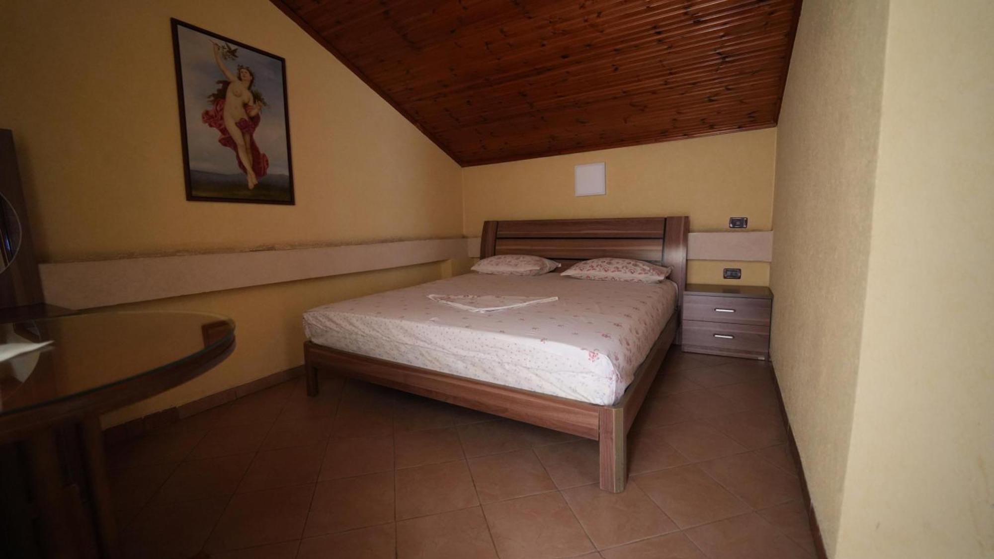 Alen Bar Hotel Тирана Екстер'єр фото