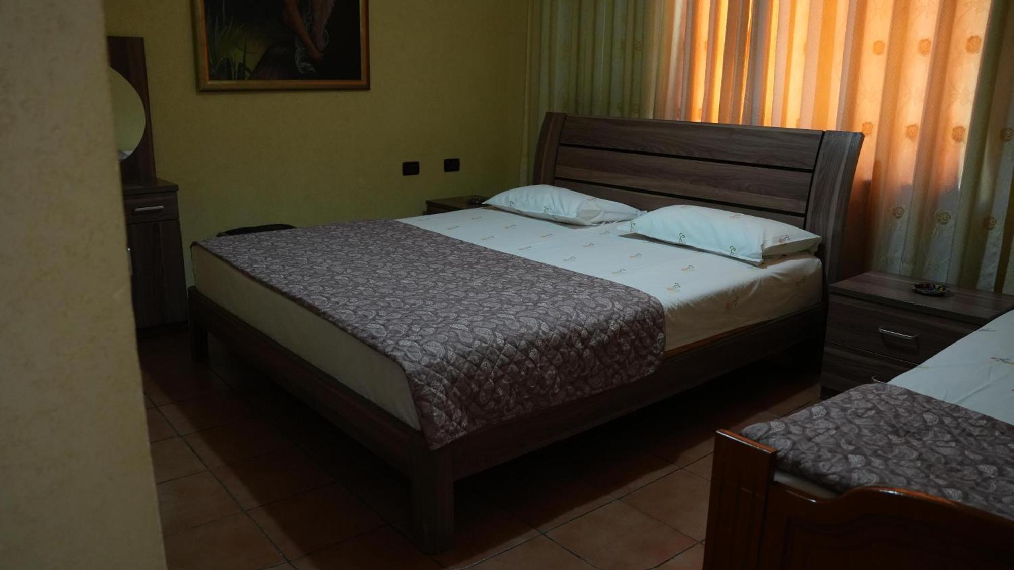 Alen Bar Hotel Тирана Екстер'єр фото