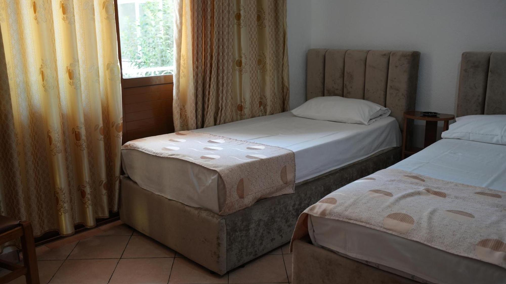 Alen Bar Hotel Тирана Екстер'єр фото