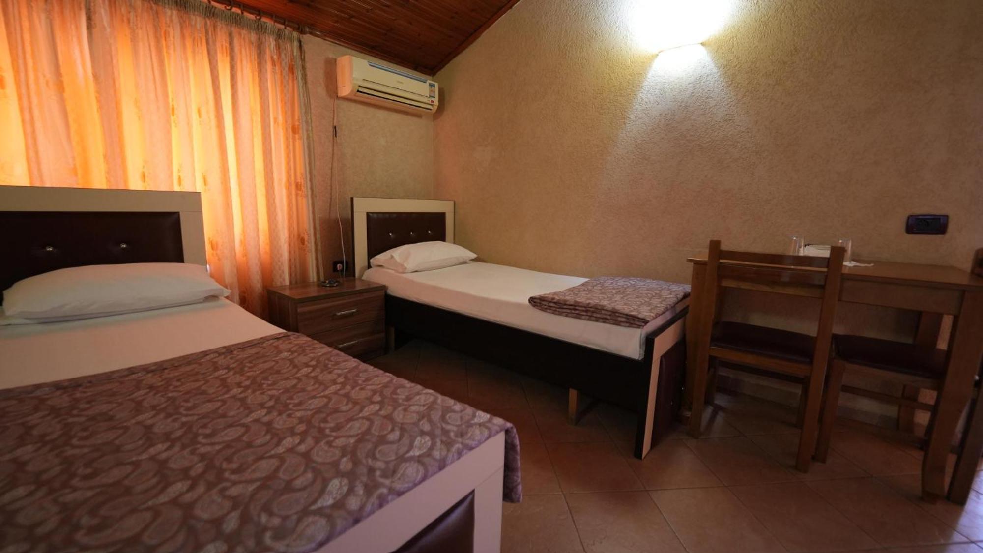 Alen Bar Hotel Тирана Екстер'єр фото