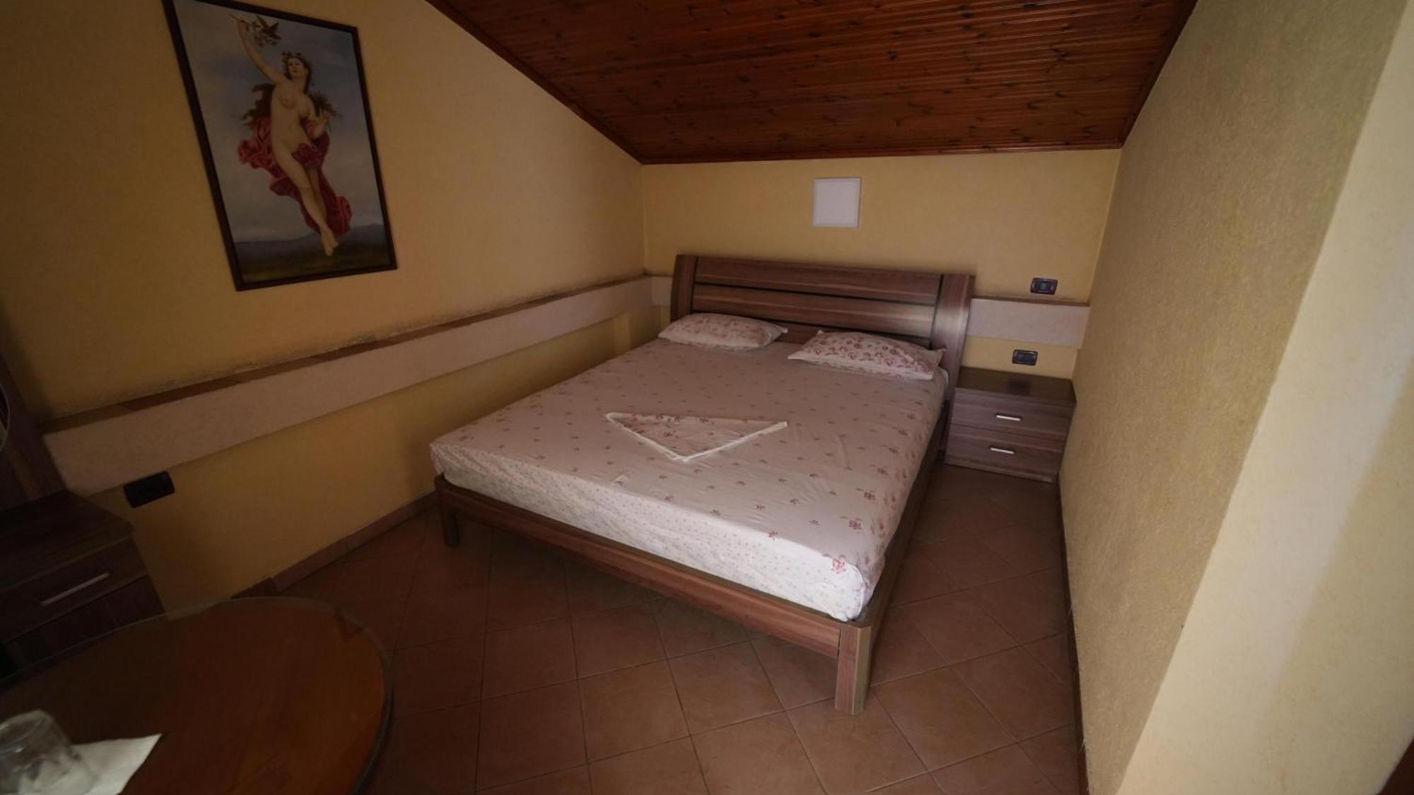 Alen Bar Hotel Тирана Екстер'єр фото