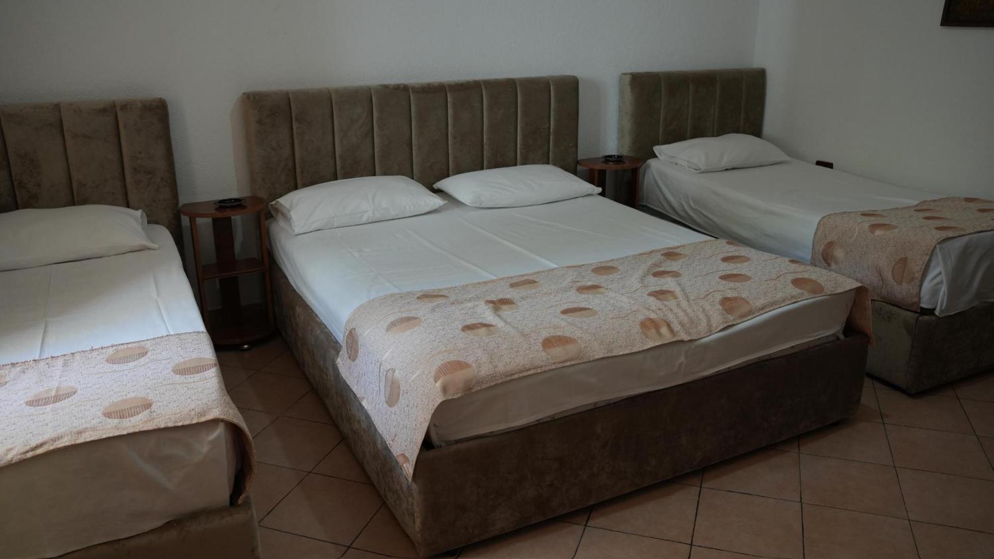 Alen Bar Hotel Тирана Екстер'єр фото