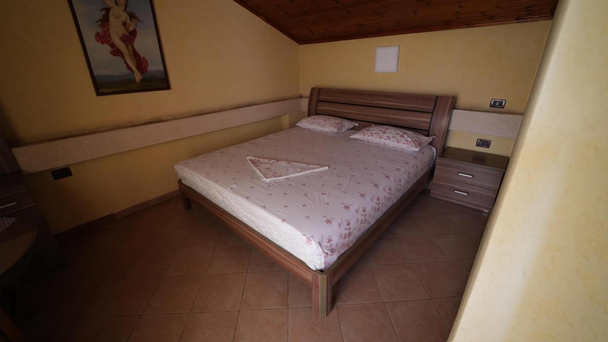 Alen Bar Hotel Тирана Екстер'єр фото