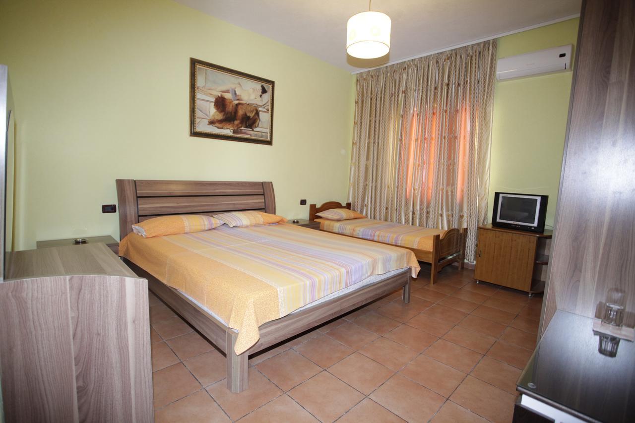 Alen Bar Hotel Тирана Екстер'єр фото