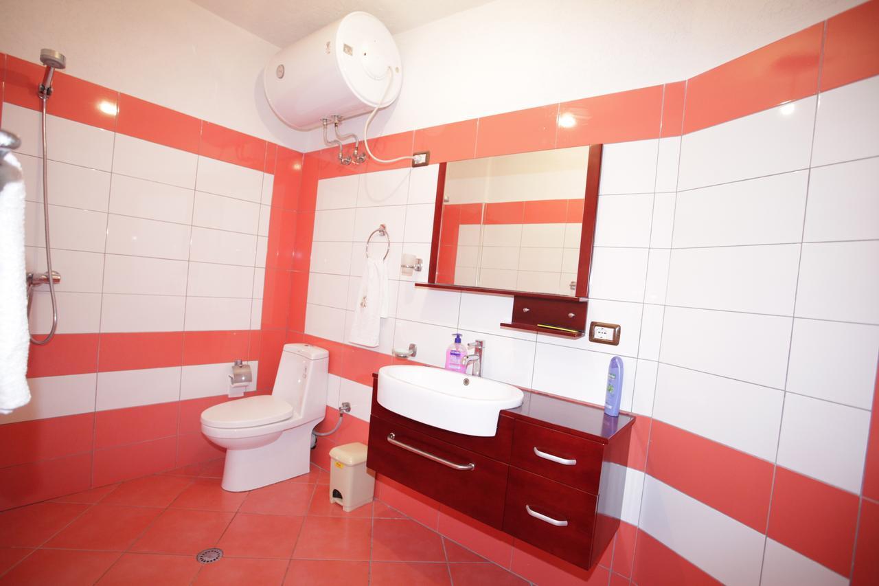 Alen Bar Hotel Тирана Екстер'єр фото