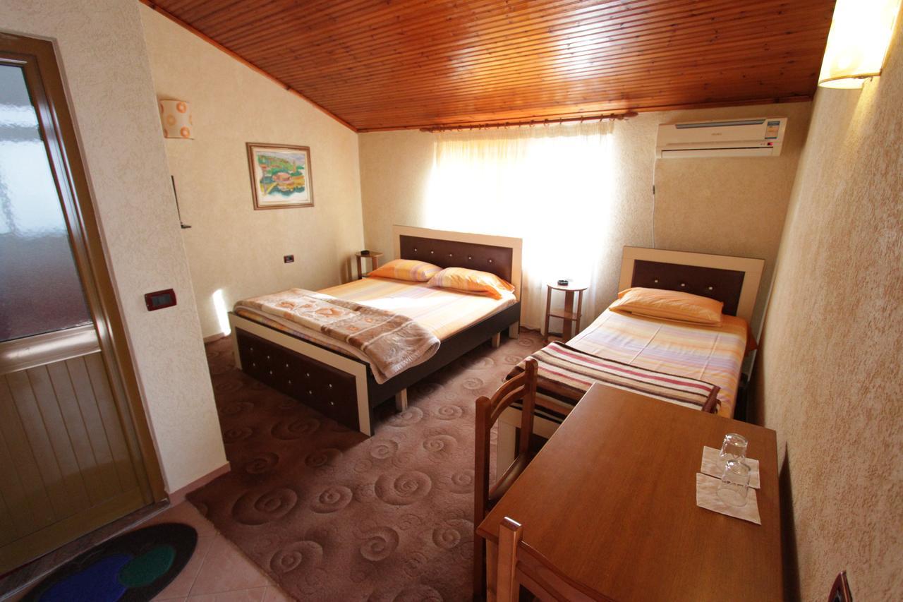 Alen Bar Hotel Тирана Екстер'єр фото